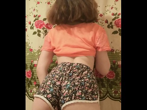 ❤️ セクシーな若いベイブがカメラでショーツを脱ぐ ❤ ロシアポルノ ❌️