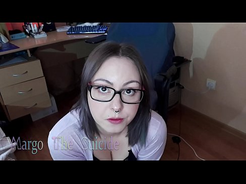 ❤️ 眼鏡をかけたセクシーな少女がカメラに向かってディルドを深くしゃぶる ❤ ロシアポルノ ❌️