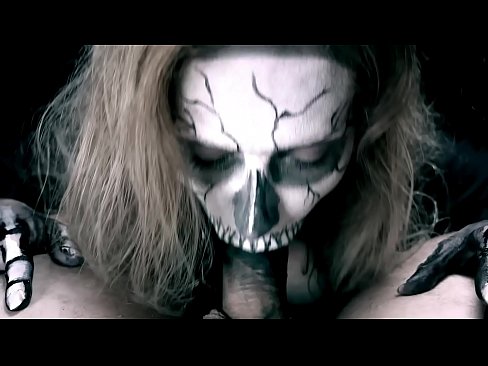 ❤️ 魔性の女、黒い口でチンコをしゃぶり、ザーメンを飲み込む。 ❤ ロシアポルノ ❌️