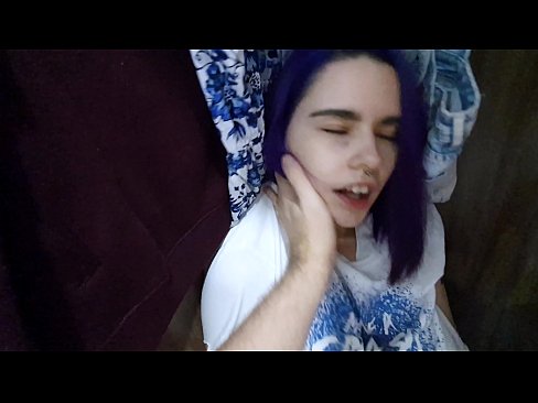 ❤️ 押し入れの中の姉ちゃんを発見し、イクのを手伝う ❤ ロシアポルノ ❌️