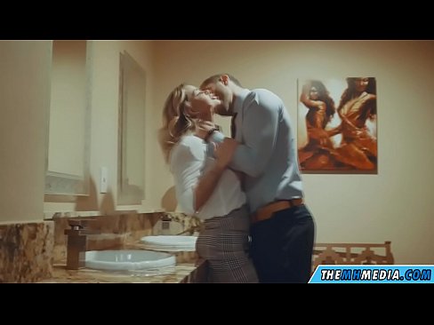 ❤️ 公衆トイレで巨乳金髪美女に誘惑されたら ❤ ロシアポルノ ❌️